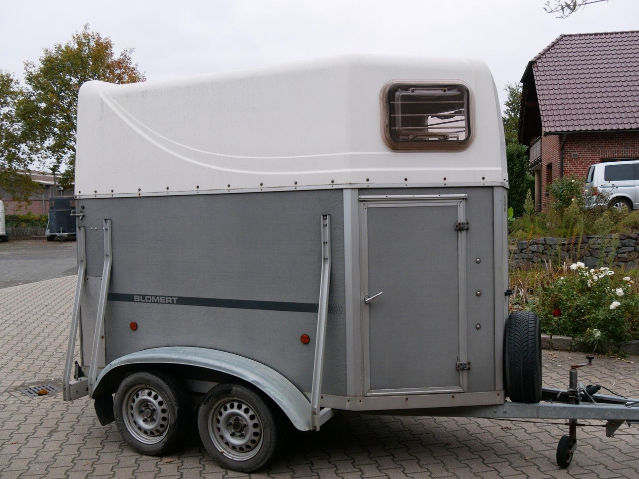 Blomert 1,5 Pferde mit Sattelkammer - За превоз на животни ремарке: снимка 1 Blomert 1,5 Pferde mit Sattelkammer - За превоз на животни ремарке: снимка 1