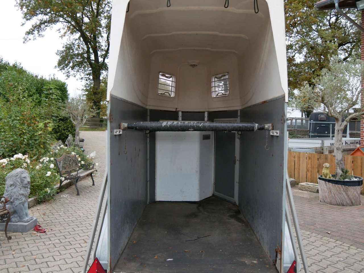 Blomert 1,5 Pferde mit Sattelkammer - За превоз на животни ремарке: снимка 3 Blomert 1,5 Pferde mit Sattelkammer - За превоз на животни ремарке: снимка 3