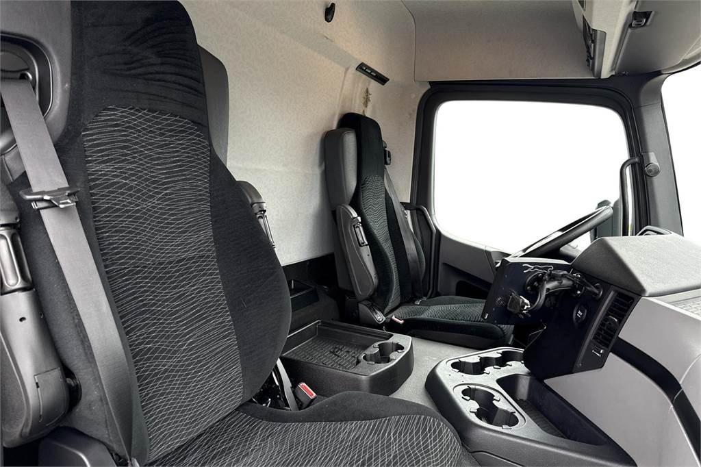 Изотермичен камион Mercedes-Benz Actros 5 1830L nR 4x2 FRC 10/2026: снимка 17
