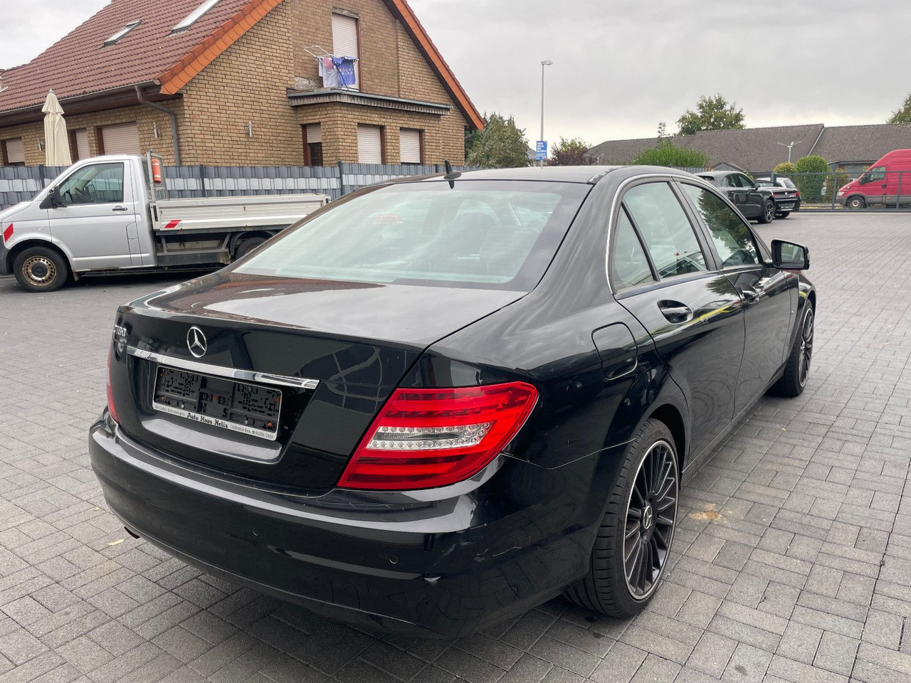 Mercedes-Benz C 180 C -Klasse Lim. C 180 CGI BlueEfficiency - Седан: снимка 2 Mercedes-Benz C 180 C -Klasse Lim. C 180 CGI BlueEfficiency - Седан: снимка 2