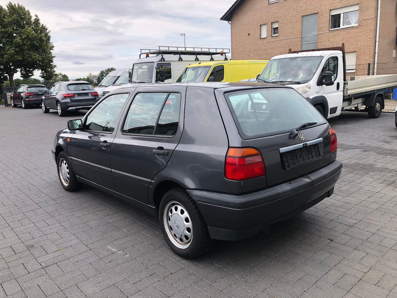 Volkswagen Golf 1.8 GL Klima - Седан: снимка 4 Volkswagen Golf 1.8 GL Klima - Седан: снимка 4