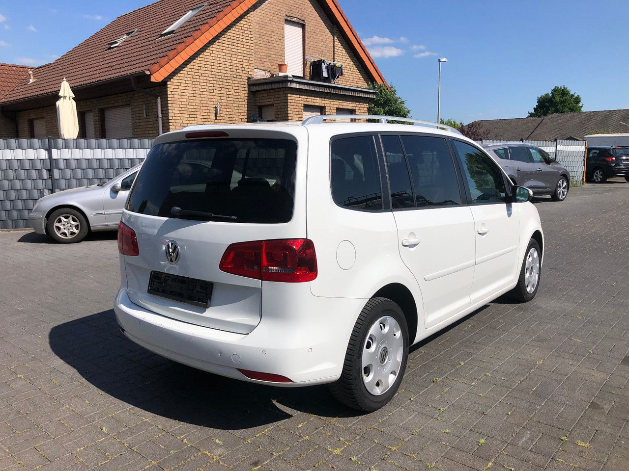 Volkswagen Touran 2.0 TDI Cup, 7-Sitzer - Пътнически бус: снимка 2 Volkswagen Touran 2.0 TDI Cup, 7-Sitzer - Пътнически бус: снимка 2