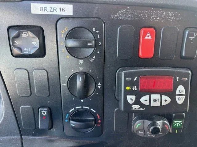 Рефрижератор камион Mercedes-Benz Atego 816 L 4x2 ORIGINAL DUTCH COOLER TRUCK WITH CARRIER XARIOS 600D/E (MANUAL GEARBOX / AIRCONDITIONING / 2.000 KG. TAILLIFT): снимка 11