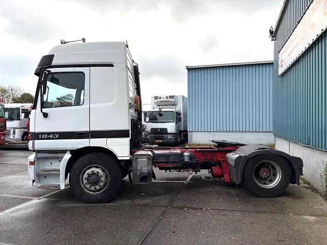 Mercedes-Benz Actros 1843 LS (MP1) (EPS WITH CLUTCH (3 PEDALS) / AIRCONDITIONING / SUNVISOR / ETC.) - Влекач: снимка 5 Mercedes-Benz Actros 1843 LS (MP1) (EPS WITH CLUTCH (3 PEDALS) / AIRCONDITIONING / SUNVISOR / ETC.) - Влекач: снимка 5