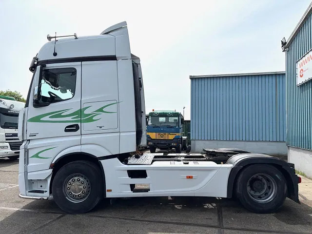 Mercedes-Benz Actros 1845 LS BIGSPACE (RETARDER / EURO 5 / TELLIGENT GEARBOX / FULL SPOILERSET / 2x DIESELTANK / AIRCONDITIONING) - Влекач: снимка 5 Mercedes-Benz Actros 1845 LS BIGSPACE (RETARDER / EURO 5 / TELLIGENT GEARBOX / FULL SPOILERSET / 2x DIESELTANK / AIRCONDITIONING) - Влекач: снимка 5