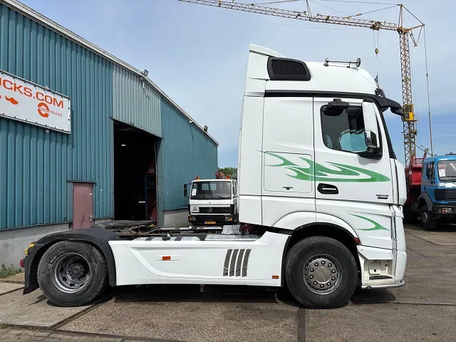 Mercedes-Benz Actros 1845 LS BIGSPACE (RETARDER / EURO 5 / TELLIGENT GEARBOX / FULL SPOILERSET / 2x DIESELTANK / AIRCONDITIONING) - Влекач: снимка 4 Mercedes-Benz Actros 1845 LS BIGSPACE (RETARDER / EURO 5 / TELLIGENT GEARBOX / FULL SPOILERSET / 2x DIESELTANK / AIRCONDITIONING) - Влекач: снимка 4
