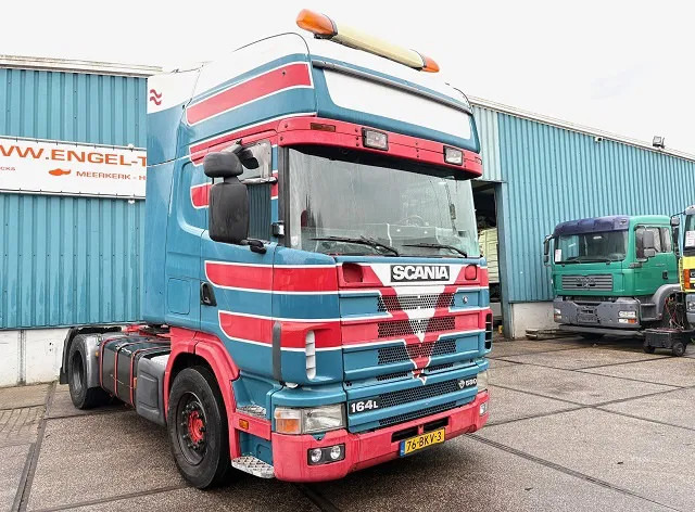 Scania R164-580 V8 TOPLINE COLLECTORS ITEM!! / APK 10-2026!! (12+2 MANUAL GEARBOX / RETARDER / AIRCONDITIONING / 2x TANK / ETC.) - Влекач: снимка 2 Scania R164-580 V8 TOPLINE COLLECTORS ITEM!! / APK 10-2026!! (12+2 MANUAL GEARBOX / RETARDER / AIRCONDITIONING / 2x TANK / ETC.) - Влекач: снимка 2