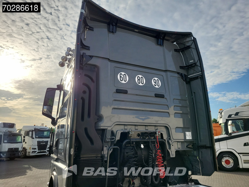 MAN TGX 18.520 4X2 Individual Lion S! GX Retarder Full-Air 2x Tanks Navi LED ACC Euro 6 - Влекач: снимка 3 MAN TGX 18.520 4X2 Individual Lion S! GX Retarder Full-Air 2x Tanks Navi LED ACC Euro 6 - Влекач: снимка 3