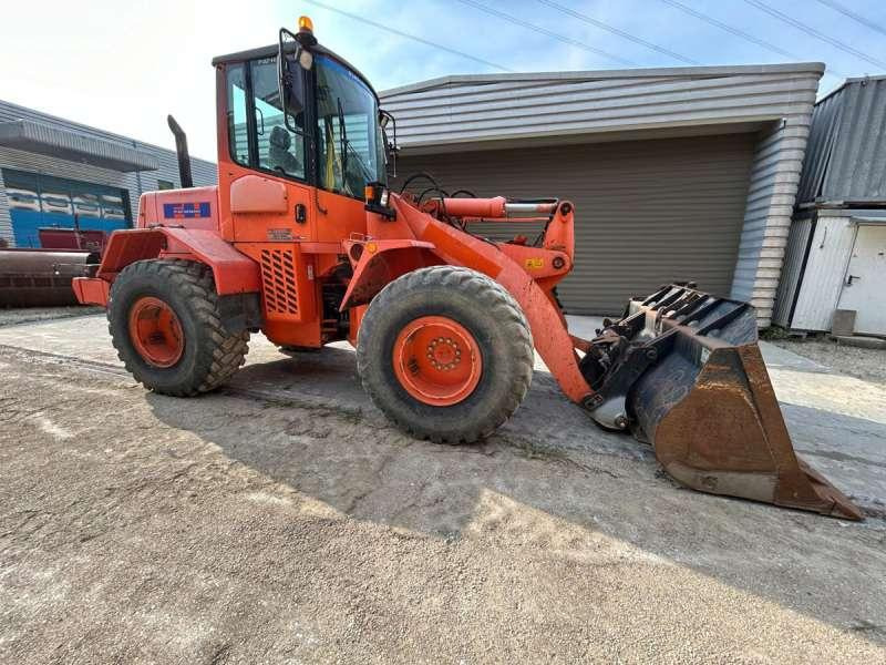 Hitachi W130A - Колесен товарач: снимка 2 Hitachi W130A - Колесен товарач: снимка 2