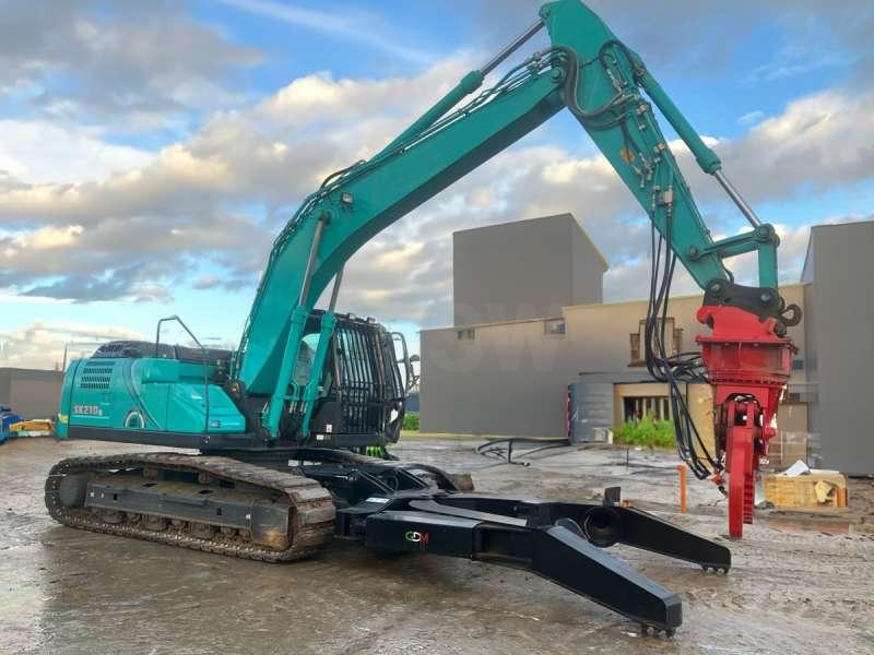 Kobelco SK210LC-10E - Багер за манипулиране на материали: снимка 1 Kobelco SK210LC-10E - Багер за манипулиране на материали: снимка 1