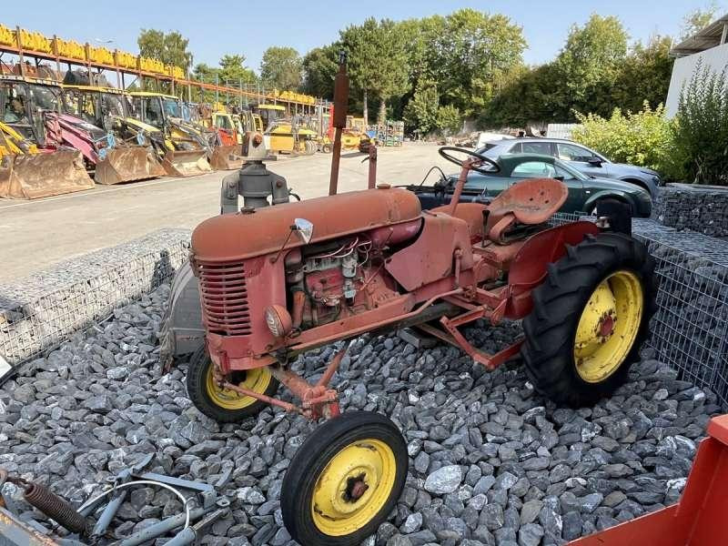 MASSEY-HARRIS PONY 812 - Трактор: снимка 1 MASSEY-HARRIS PONY 812 - Трактор: снимка 1