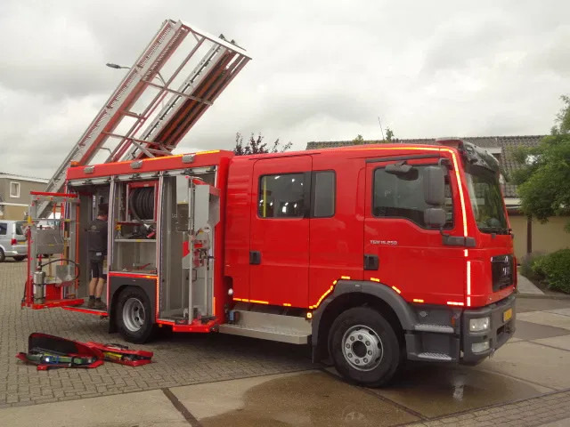 MAN TGM 15.250 FIRE TRUCK,2000 LITER TANK, FOAM TANK, AIRCO,WITH EQUIPMENT - Пожарна кола: снимка 5 MAN TGM 15.250 FIRE TRUCK,2000 LITER TANK, FOAM TANK, AIRCO,WITH EQUIPMENT - Пожарна кола: снимка 5