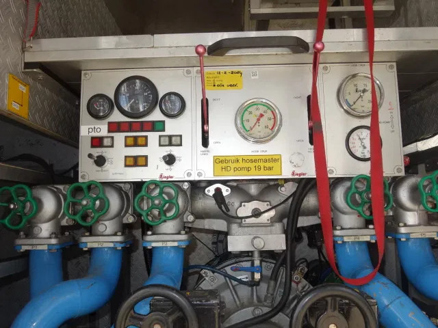 Mercedes-Benz Actros 1831 4X4 ZIEGLER BOMBEROS POMP,2500 L TANK - Пожарна кола: снимка 4 Mercedes-Benz Actros 1831 4X4 ZIEGLER BOMBEROS POMP,2500 L TANK - Пожарна кола: снимка 4