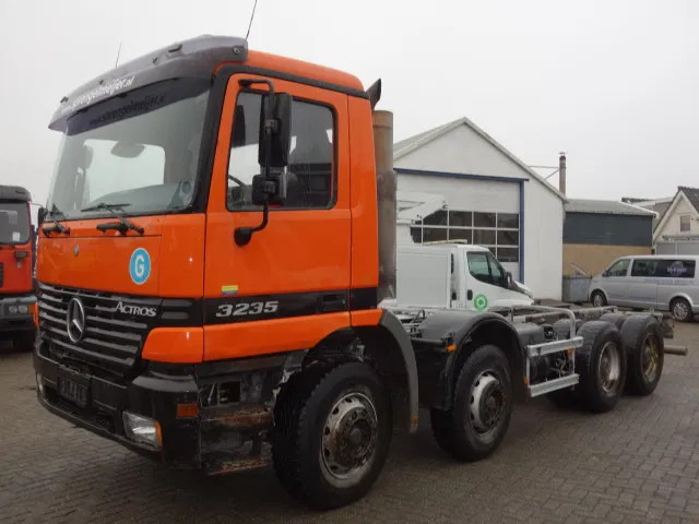 Mercedes-Benz Actros 3235 8x4 steelsprings,manual gearbox - Шаси кабина: снимка 2 Mercedes-Benz Actros 3235 8x4 steelsprings,manual gearbox - Шаси кабина: снимка 2