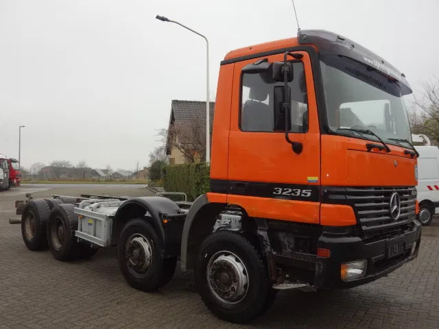 Mercedes-Benz Actros 3235 8x4 steelsprings,manual gearbox - Шаси кабина: снимка 1 Mercedes-Benz Actros 3235 8x4 steelsprings,manual gearbox - Шаси кабина: снимка 1