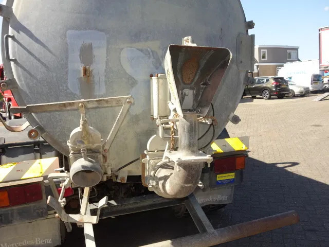 Лизинг на Mercedes-Benz MB 2222 6X4 WATERTANKER WITH PUMP Mercedes-Benz MB 2222 6X4 WATERTANKER WITH PUMP: снимка 12