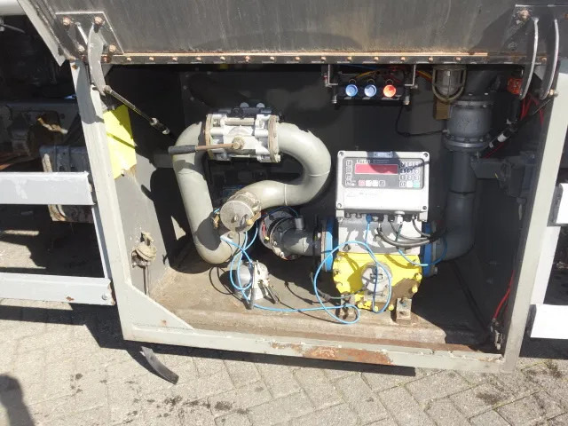 Камион цистерна Volvo FL 240 220PK 12000 LITER STEELSPRINGS: снимка 6 Камион цистерна Volvo FL 240 220PK 12000 LITER STEELSPRINGS: снимка 6