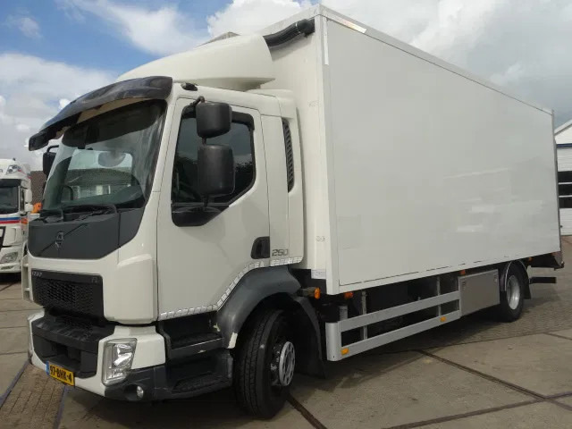 Volvo FL FL250 isothermic box - Камион фургон: снимка 1 Volvo FL FL250 isothermic box - Камион фургон: снимка 1