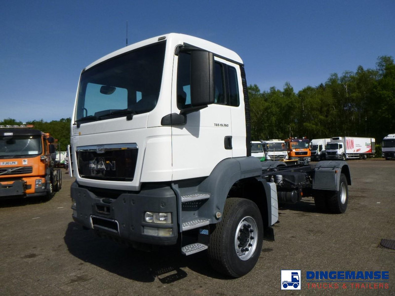 MAN TGS 19.360 4X2 BBS manual Euro 2 chassis + PTO - Шаси кабина: снимка 1 MAN TGS 19.360 4X2 BBS manual Euro 2 chassis + PTO - Шаси кабина: снимка 1