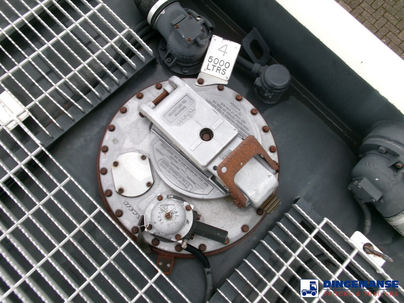 Камион цистерна Volvo FL 240 4x2 RHD fuel tank 13 m3 / 4 comp: снимка 19