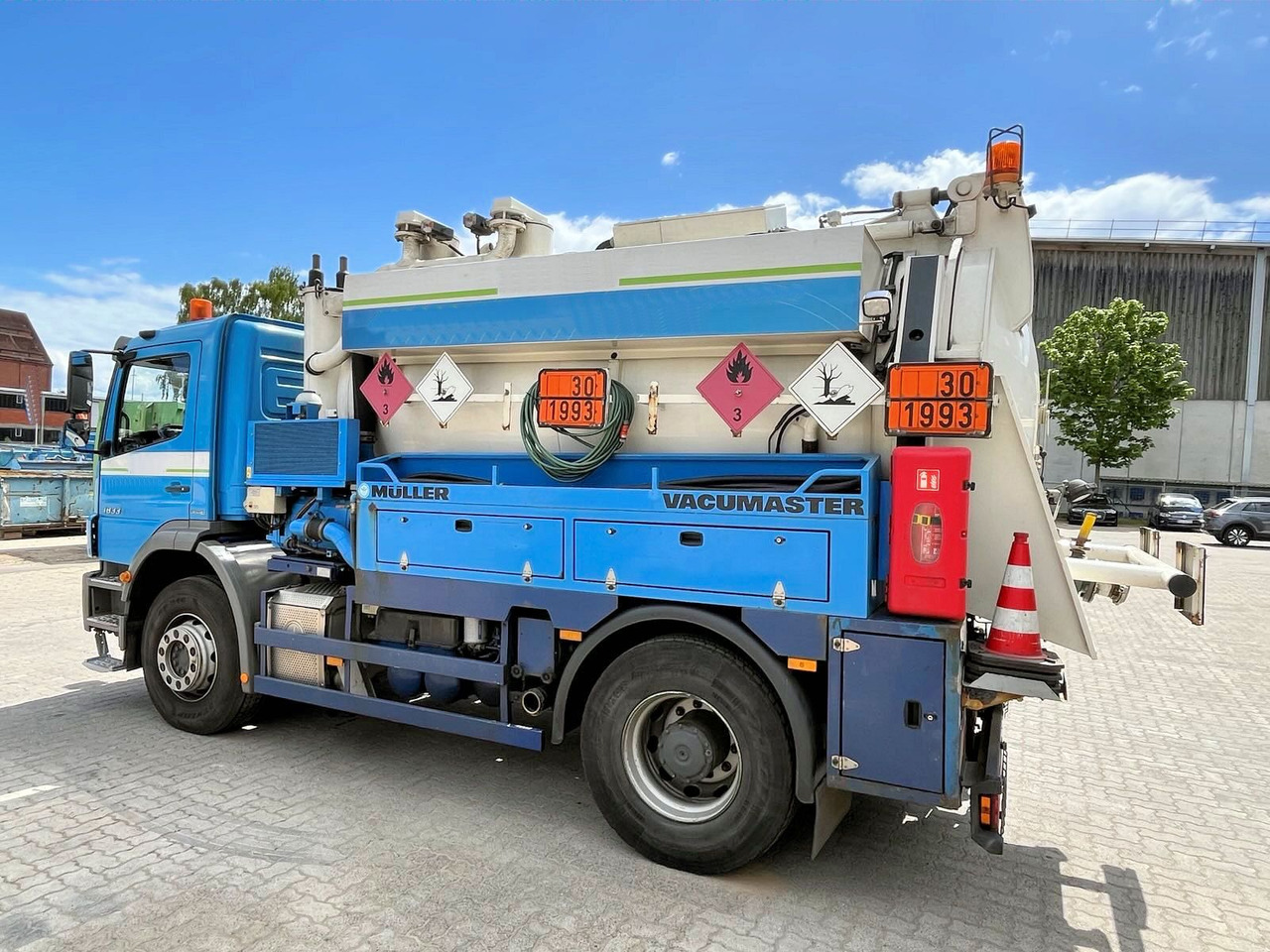 Mercedes-Benz Axor 1833 Müller 9,5m³ Saug u.Druck+HD-Spül +ADR - Каналопочистваща машина: снимка 2 Mercedes-Benz Axor 1833 Müller 9,5m³ Saug u.Druck+HD-Spül +ADR - Каналопочистваща машина: снимка 2