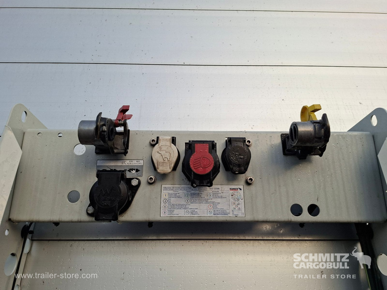 SCHMITZ Auflieger Curtainsider Standard - Брезентово полуремарке: снимка 5 SCHMITZ Auflieger Curtainsider Standard - Брезентово полуремарке: снимка 5