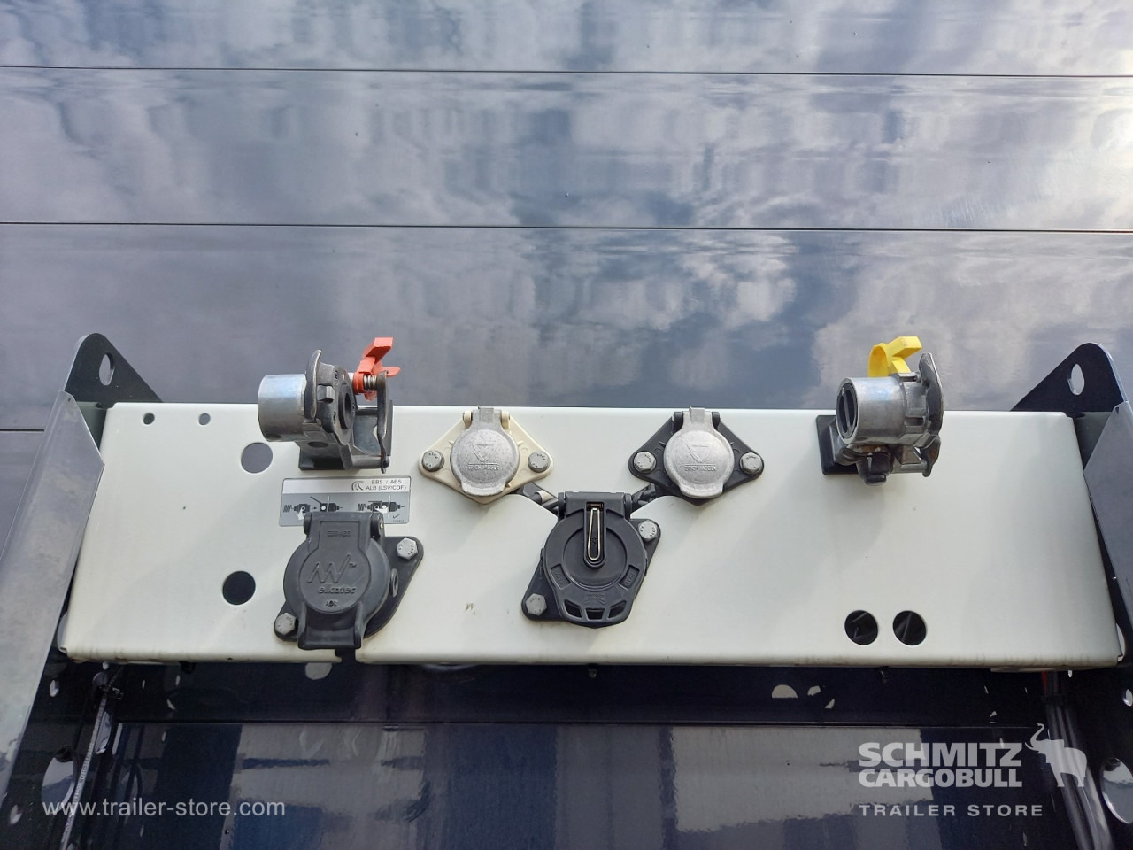 SCHMITZ Auflieger Curtainsider Standard - Брезентово полуремарке: снимка 4 SCHMITZ Auflieger Curtainsider Standard - Брезентово полуремарке: снимка 4