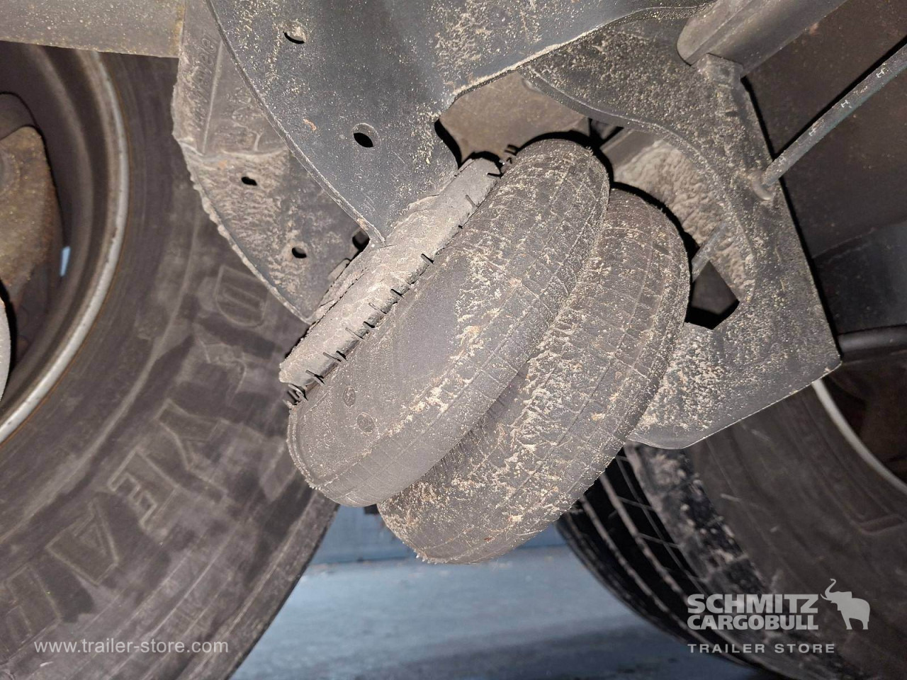 SCHMITZ Auflieger Curtainsider Standard - Брезентово полуремарке: снимка 4 SCHMITZ Auflieger Curtainsider Standard - Брезентово полуремарке: снимка 4