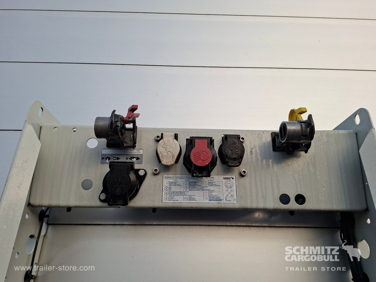 SCHMITZ Auflieger Curtainsider Standard - Брезентово полуремарке: снимка 4 SCHMITZ Auflieger Curtainsider Standard - Брезентово полуремарке: снимка 4