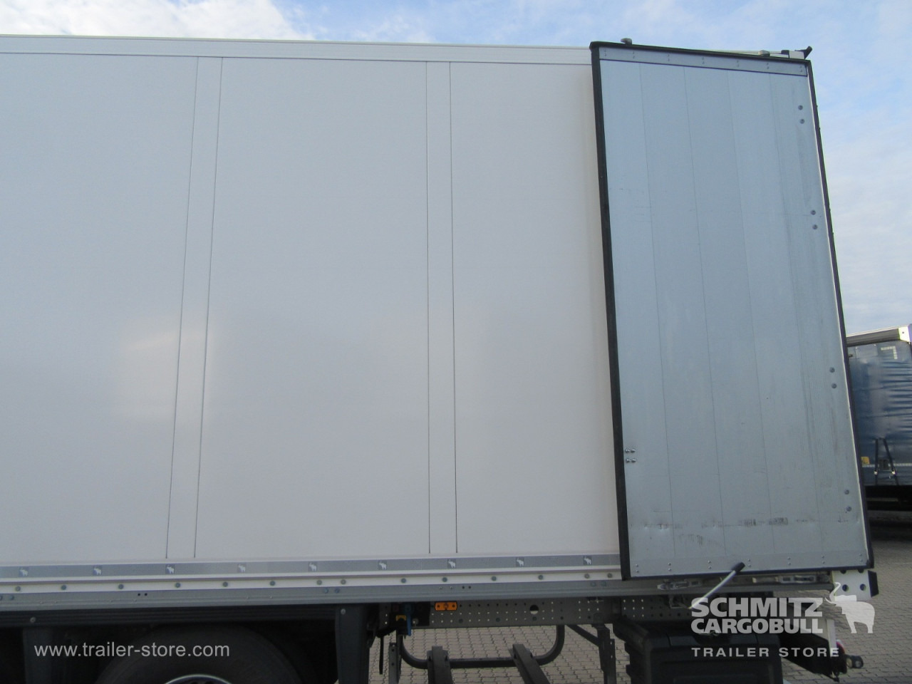 SCHMITZ Auflieger Trockenfrachtkoffer Standard - Затворена каросерия полуремарке: снимка 2 SCHMITZ Auflieger Trockenfrachtkoffer Standard - Затворена каросерия полуремарке: снимка 2
