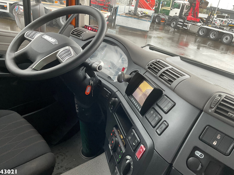 Interior photo 2: Мултилифт с кука камион, Камион с кран DAF FAQ CF 430 HMF 28 Tonmeter laadkraan