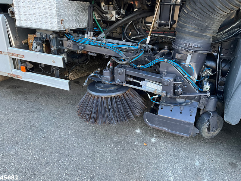 Мотометачна машина MAN TGS 18.320 Manual Gearbox Brock Wegdekreinger links en rechtsvegend!: снимка 13 Мотометачна машина MAN TGS 18.320 Manual Gearbox Brock Wegdekreinger links en rechtsvegend!: снимка 13