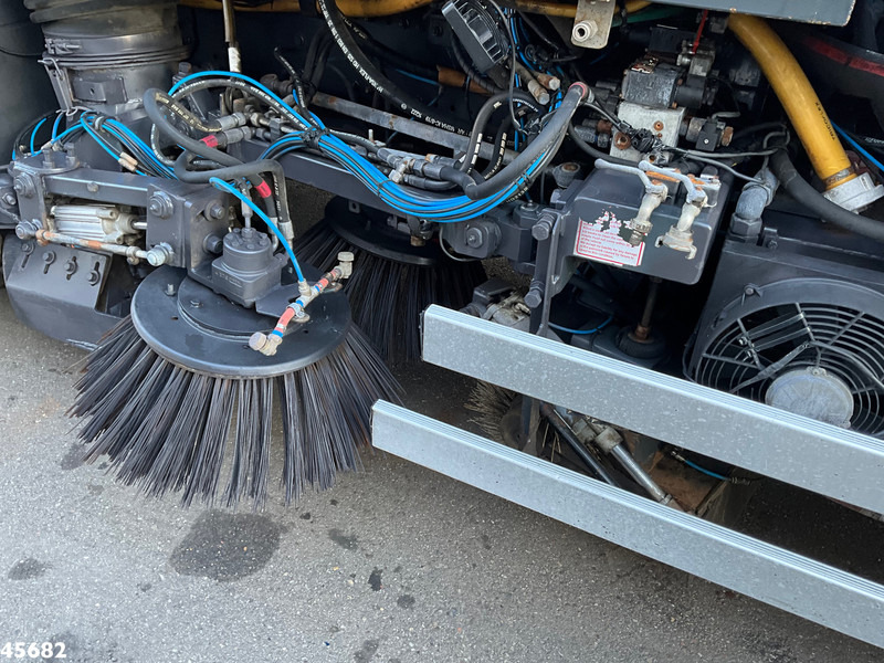 Мотометачна машина MAN TGS 18.320 Manual Gearbox Brock Wegdekreinger links en rechtsvegend!: снимка 12 Мотометачна машина MAN TGS 18.320 Manual Gearbox Brock Wegdekreinger links en rechtsvegend!: снимка 12