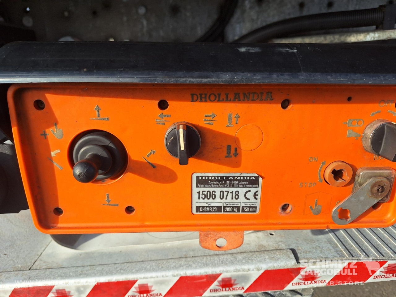 SCHMITZ Curtainsider Standard Taillift - Брезентово полуремарке: снимка 2 SCHMITZ Curtainsider Standard Taillift - Брезентово полуремарке: снимка 2