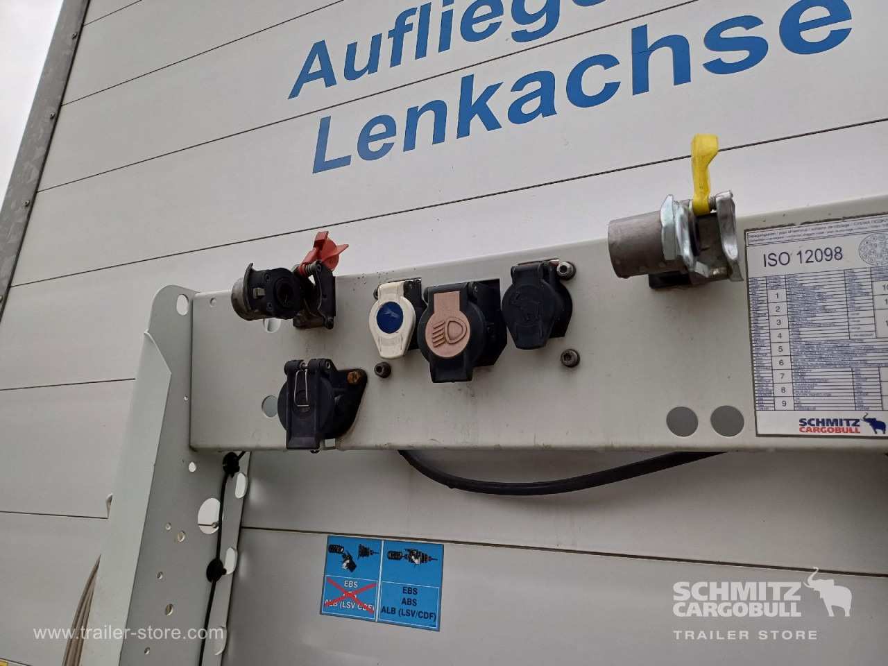 SCHMITZ Auflieger Curtainsider Standard Forklift holder - Брезентово полуремарке: снимка 2 SCHMITZ Auflieger Curtainsider Standard Forklift holder - Брезентово полуремарке: снимка 2