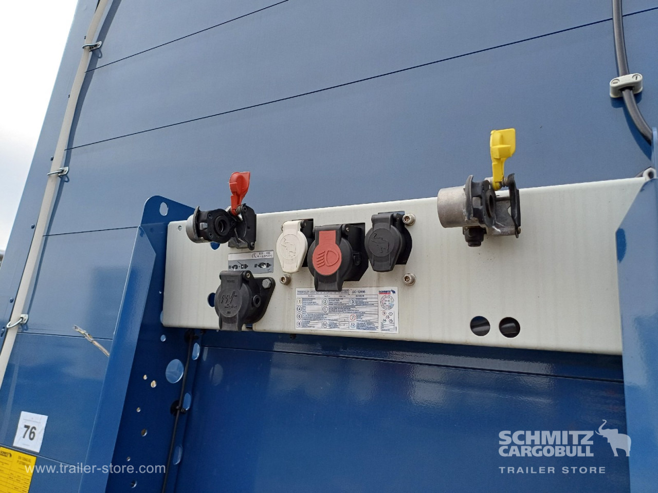 SCHMITZ Auflieger Curtainsider Standard - Брезентово полуремарке: снимка 2 SCHMITZ Auflieger Curtainsider Standard - Брезентово полуремарке: снимка 2