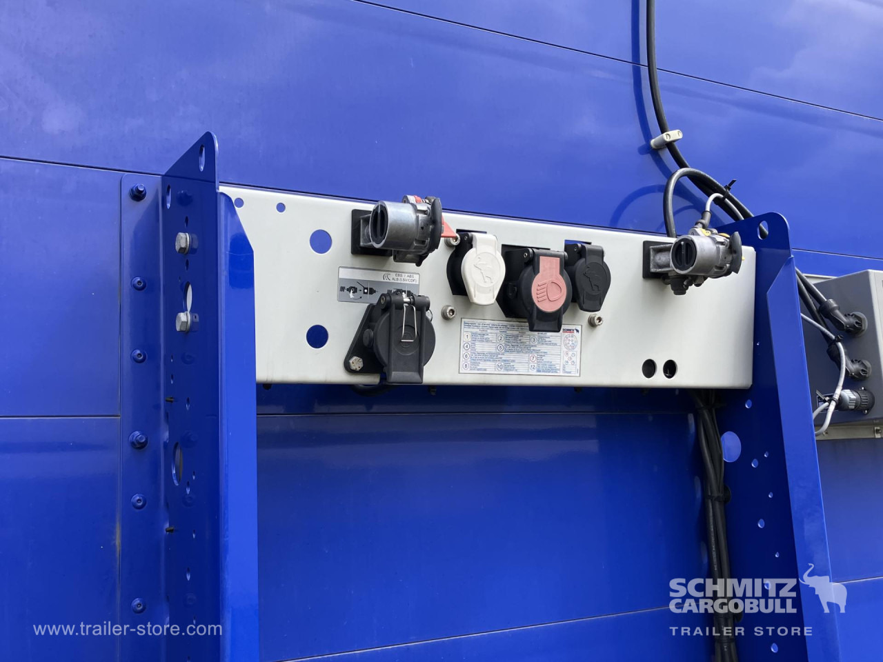 SCHMITZ Auflieger Curtainsider Standard - Брезентово полуремарке: снимка 2 SCHMITZ Auflieger Curtainsider Standard - Брезентово полуремарке: снимка 2