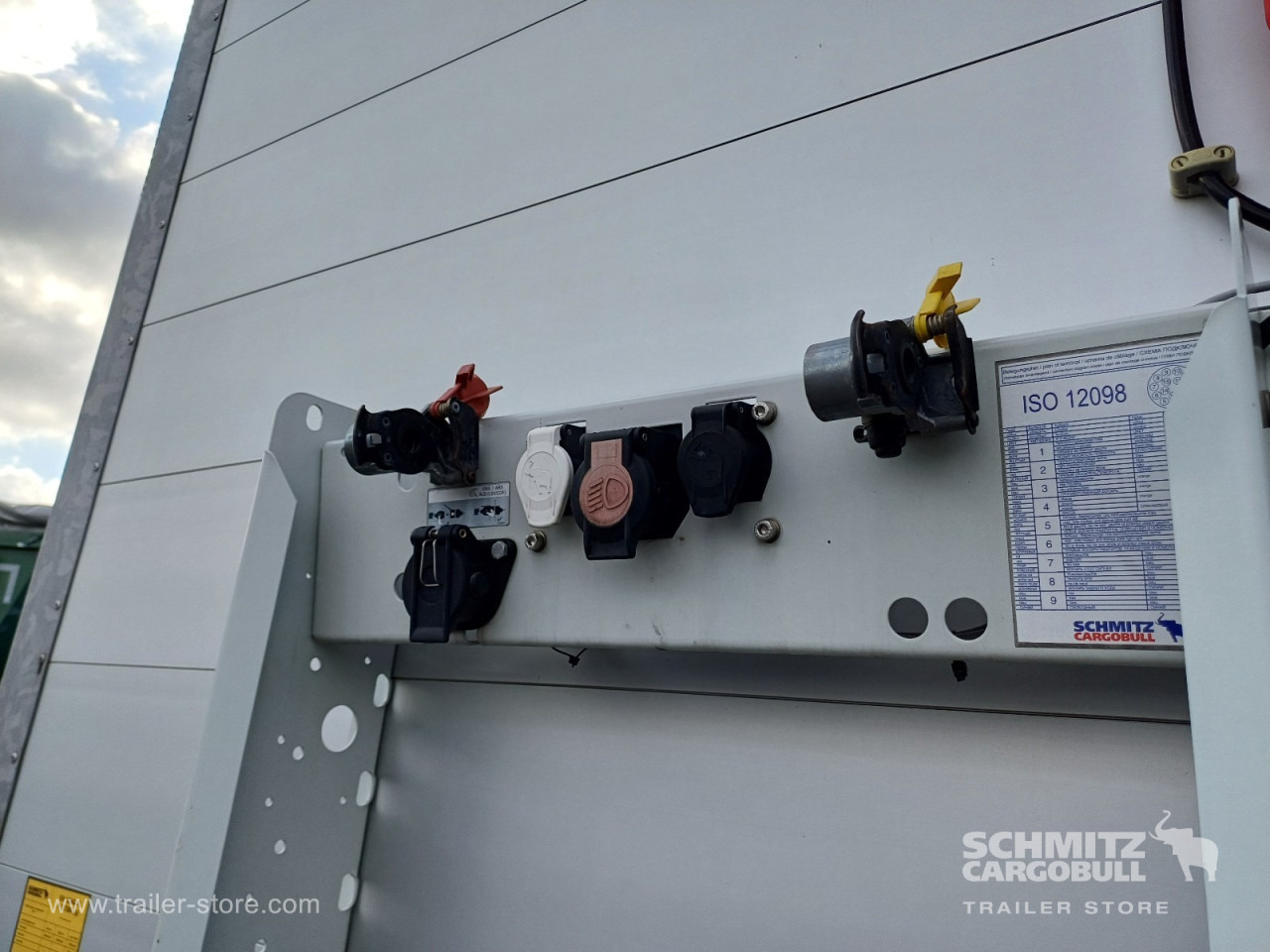 SCHMITZ Auflieger Curtainsider Standard - Брезентово полуремарке: снимка 2 SCHMITZ Auflieger Curtainsider Standard - Брезентово полуремарке: снимка 2