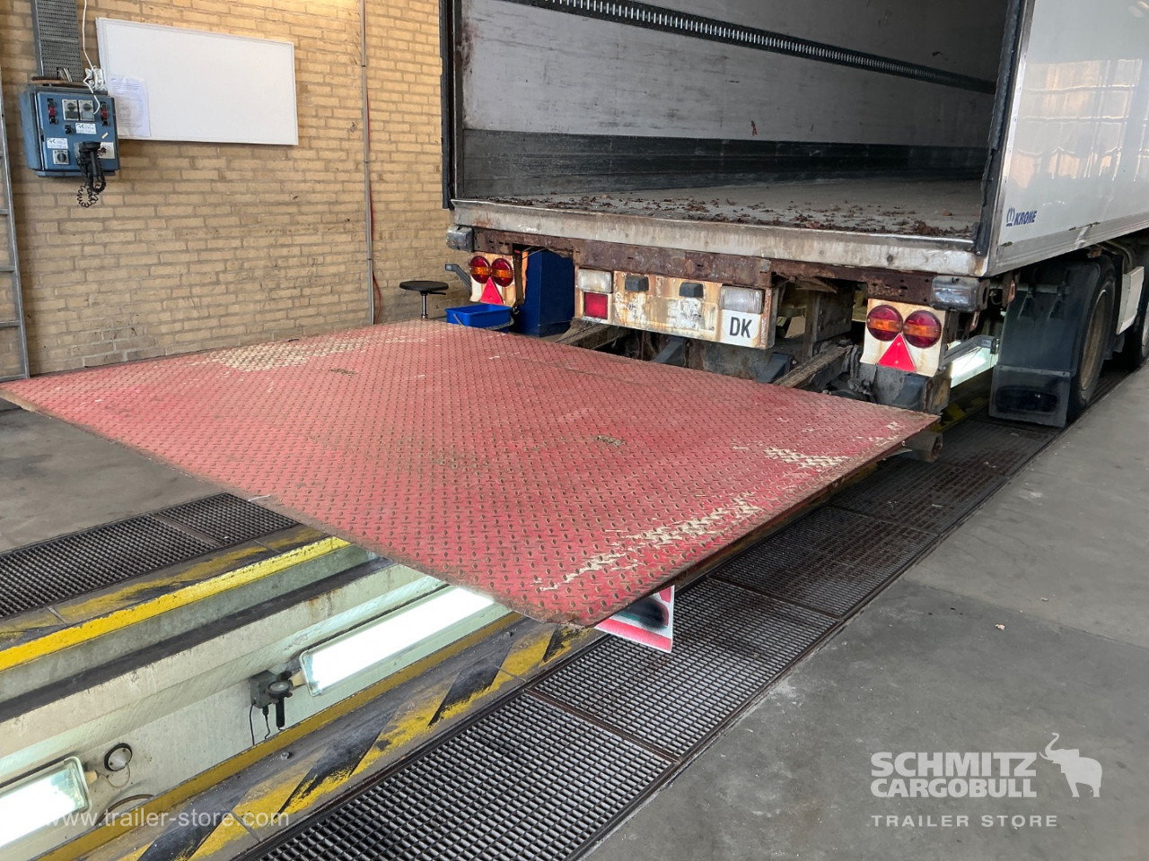 KRONE Dryfreight Standard Taillift - Затворена каросерия полуремарке: снимка 3 KRONE Dryfreight Standard Taillift - Затворена каросерия полуремарке: снимка 3
