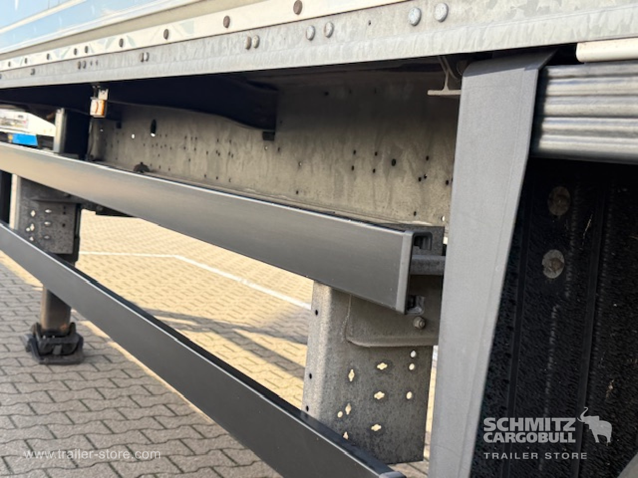 SCHMITZ Oplegger Kasten Standard Taillift - Затворена каросерия полуремарке: снимка 4 SCHMITZ Oplegger Kasten Standard Taillift - Затворена каросерия полуремарке: снимка 4