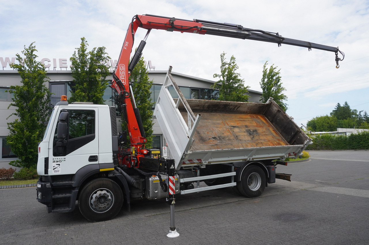 Камион с кран IVECO STRALIS 330 E6 / FASSI 195A 8.5 T / 3-side tipper: снимка 17