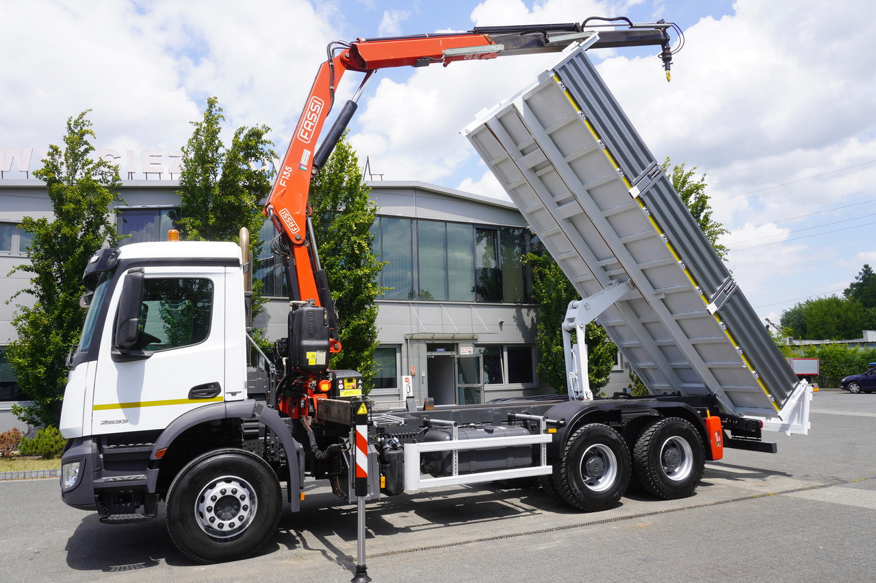 MERCEDES-BENZ AROCS 2633 6x4 / 5.5 T crane FASSI F135 / Tipper 15 EPAL - Самосвал камион, Камион с кран: снимка 5 MERCEDES-BENZ AROCS 2633 6x4 / 5.5 T crane FASSI F135 / Tipper 15 EPAL - Самосвал камион, Камион с кран: снимка 5