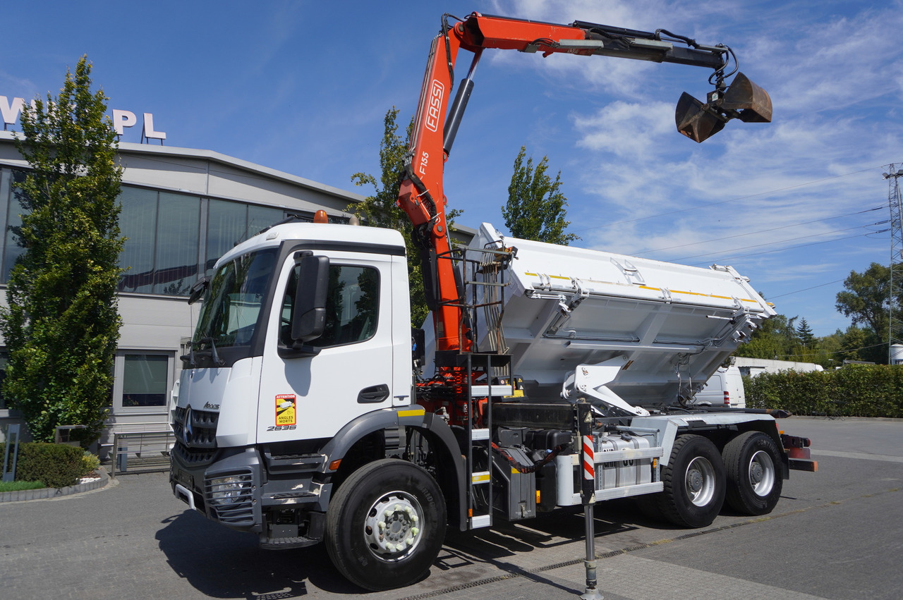 MERCEDES-BENZ Arocs 2636 / 6x4 / HDS Fassi / 3-Way Tipper / Bortmatic - Самосвал камион, Камион с кран: снимка 2 MERCEDES-BENZ Arocs 2636 / 6x4 / HDS Fassi / 3-Way Tipper / Bortmatic - Самосвал камион, Камион с кран: снимка 2