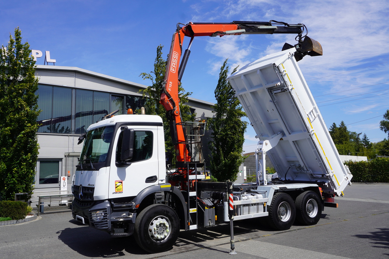MERCEDES-BENZ Arocs 2636 / 6x4 / HDS Fassi / 3-Way Tipper / Bortmatic - Камион с кран: снимка 1 MERCEDES-BENZ Arocs 2636 / 6x4 / HDS Fassi / 3-Way Tipper / Bortmatic - Камион с кран: снимка 1