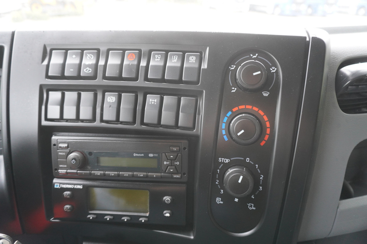 Рефрижератор камион За превоз на месо RENAULT D13 / 140 tho km !!! / Meat hook refrigerator / Thermoking T800R / 2 units: снимка 19