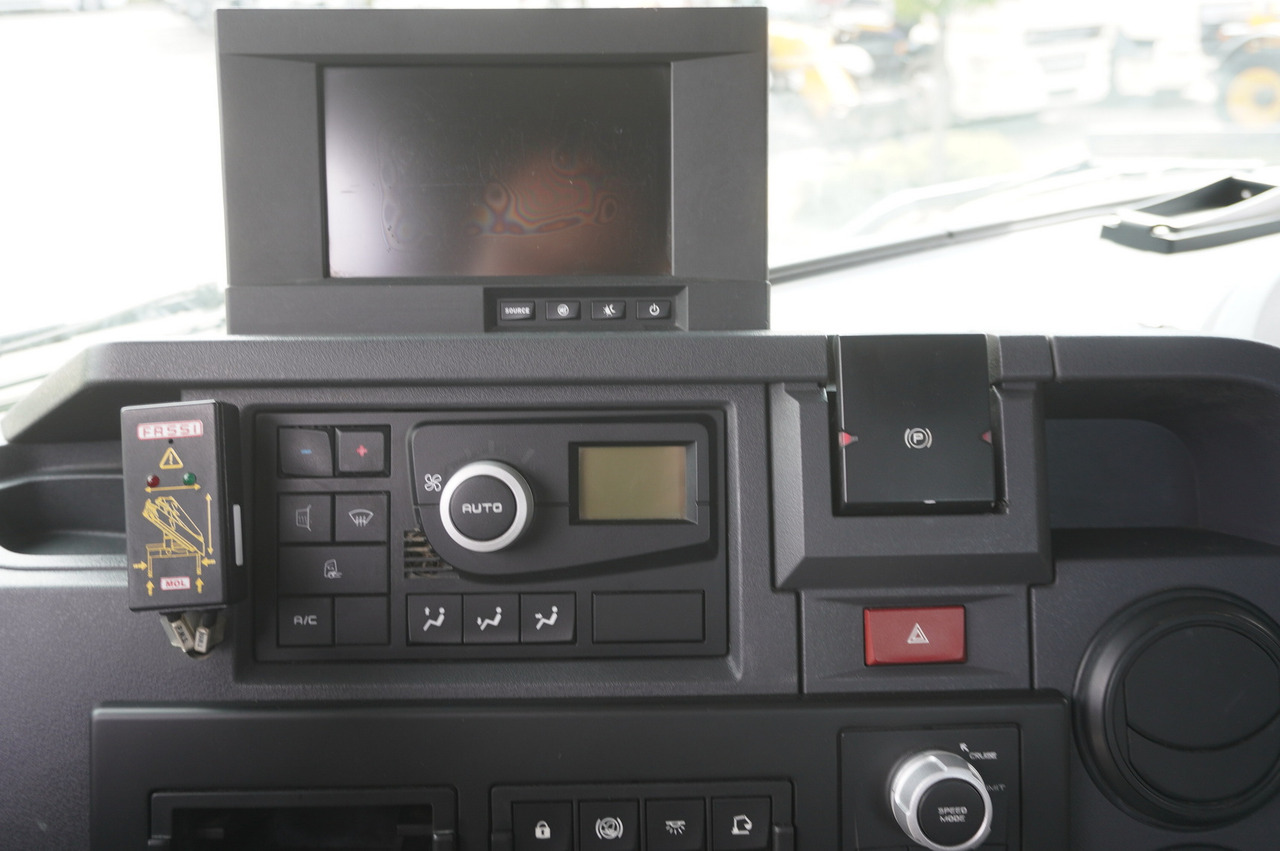 Камион с кран RENAULT K380 6x4 / FASSI F175 crane 7.85 t / 120 thousand km!: снимка 20