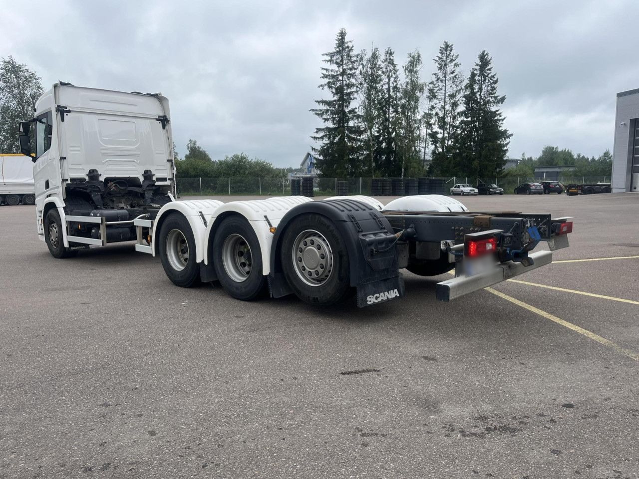 SCANIA R560 B8x4*4 / Chassis / sleeper cab / Power take-off - Камион с кран: снимка 2 SCANIA R560 B8x4*4 / Chassis / sleeper cab / Power take-off - Камион с кран: снимка 2
