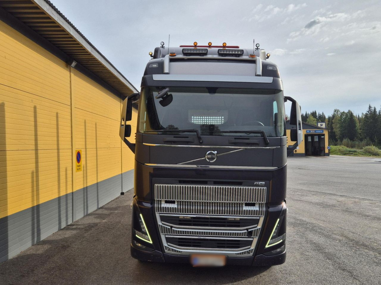 VOLVO FH 750 8x4 / 2 lifted axles / timber truck - Шаси кабина: снимка 5 VOLVO FH 750 8x4 / 2 lifted axles / timber truck - Шаси кабина: снимка 5