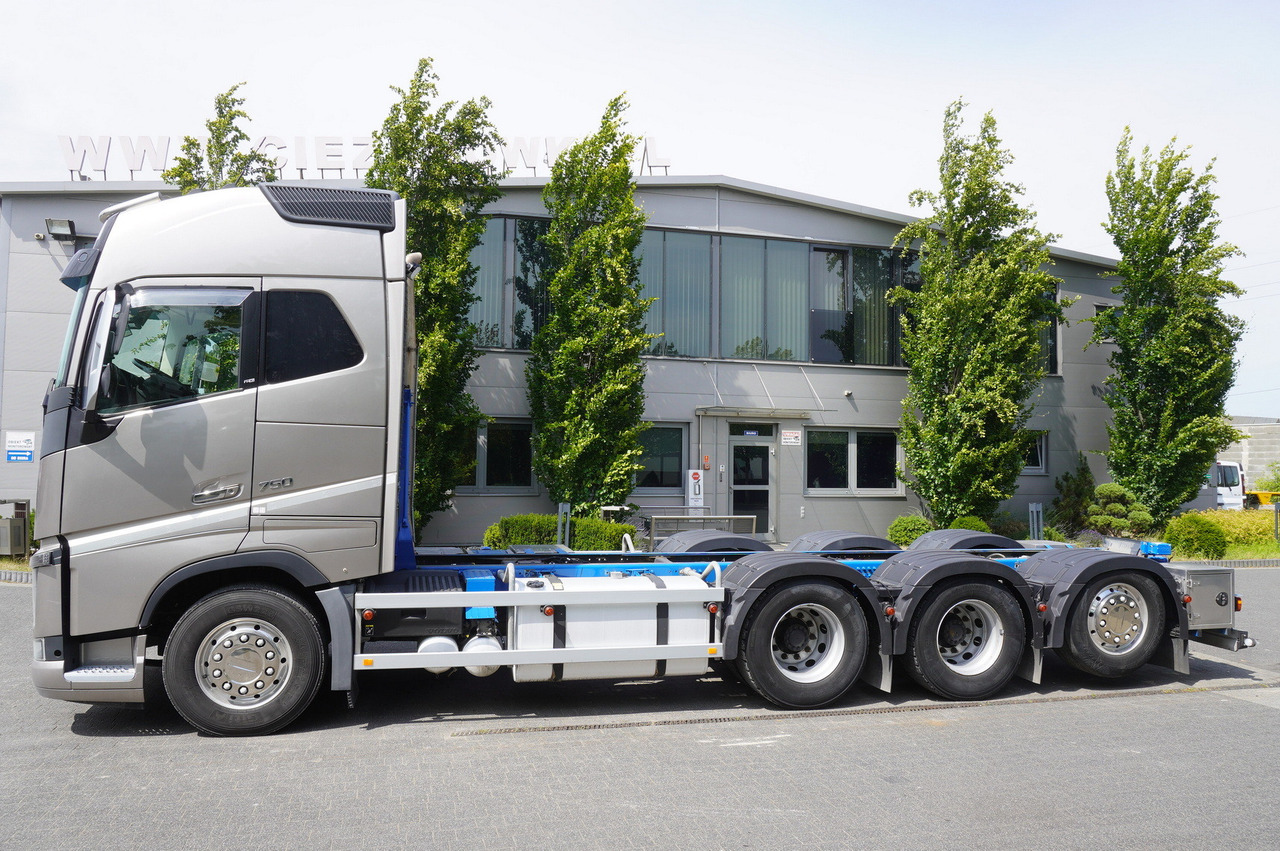 VOLVO FH16 750 8x4x4 / 750 HP! / Frame 685 cm / Steered 4th axle - Камион с кран: снимка 3 VOLVO FH16 750 8x4x4 / 750 HP! / Frame 685 cm / Steered 4th axle - Камион с кран: снимка 3
