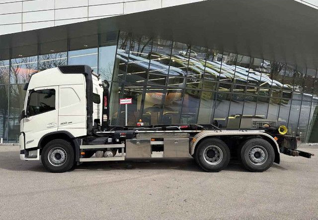 VOLVO FM 460 6X2*4 / HIAB ULT21S61 hooklift / 50 tho. km! / 2022 - Мултилифт с кука камион: снимка 3 VOLVO FM 460 6X2*4 / HIAB ULT21S61 hooklift / 50 tho. km! / 2022 - Мултилифт с кука камион: снимка 3